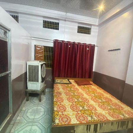 Hotel Yatri Niwas Bénarès Extérieur photo